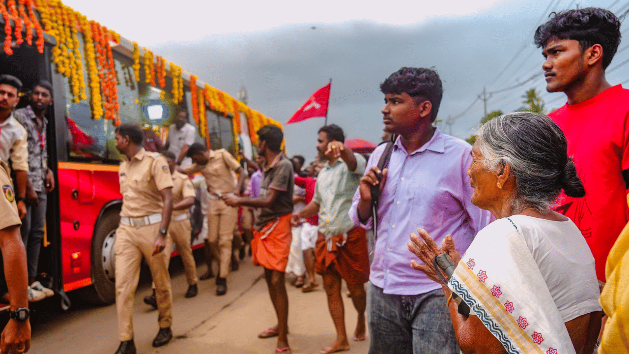 രാത്രി 10 മണിക്ക് ആലപ്പുഴയിൽ എത്താനാണ് നിശ്ചയിച്ചിരുന്നത്.