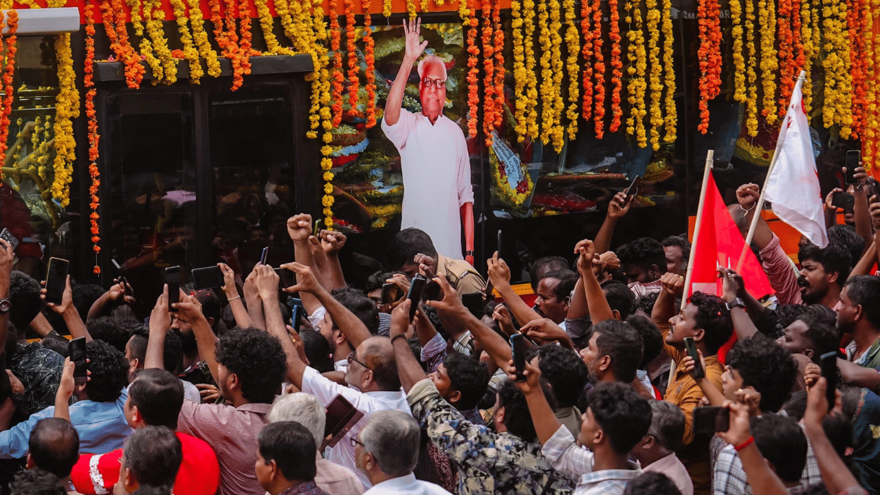 വഴിയിലുടനീളം കാത്തുനിന്ന ജനങ്ങളുടെ വികാരാവേശവും തിരക്കും കാരണം വി.എസിന്റെ അന്ത്യയാത്ര മണിക്കൂറുകൾ വൈകി.