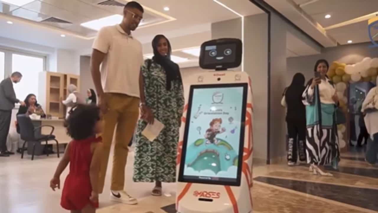 Dubai: ദുബായിലെ റോബോട്ട് അധ്യാപകർ കൊള്ളാം; പഠനനിലവാരത്തിൽ എട്ട് ശതമാനം വർധയെന്ന് പഠനം Dubai: ദുബായിലെ റോബോട്ട് അധ്യാപകർ കൊള്ളാം; പഠനനിലവാരത്തിൽ എട്ട് ശതമാനം വർധയെന്ന് പഠനം