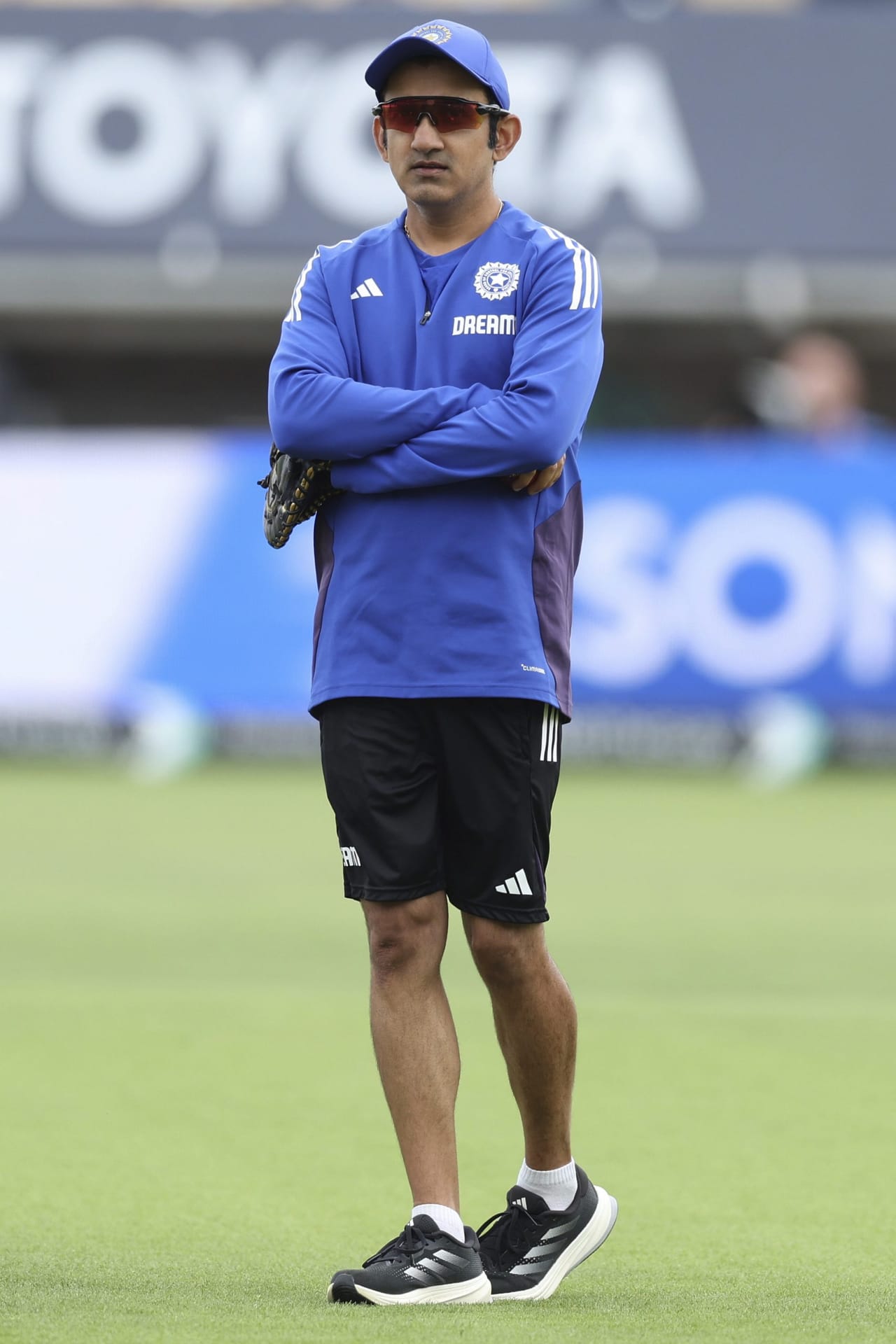 "കുടുംബം വളരെ പ്രാധാന്യമുള്ളതാണ്. പക്ഷേ, ഒരു കാര്യം മനസ്സിലാക്കണം. നിങ്ങളിവിടെ ഒരു ലക്ഷ്യത്തിനായാണ് വന്നത്. അവധിയാഘോഷമല്ല. ഒരു വലിയ ലക്ഷ്യമുണ്ട്. അതുകൊണ്ട് കുടുംബം ഒപ്പം വരരുത് എന്ന ബിസിസിഐയുടെ തീരുമാനത്തിന് ഞാൻ എതിരല്ല. "- ഗംഭീർ പ്രതികരിച്ചു.