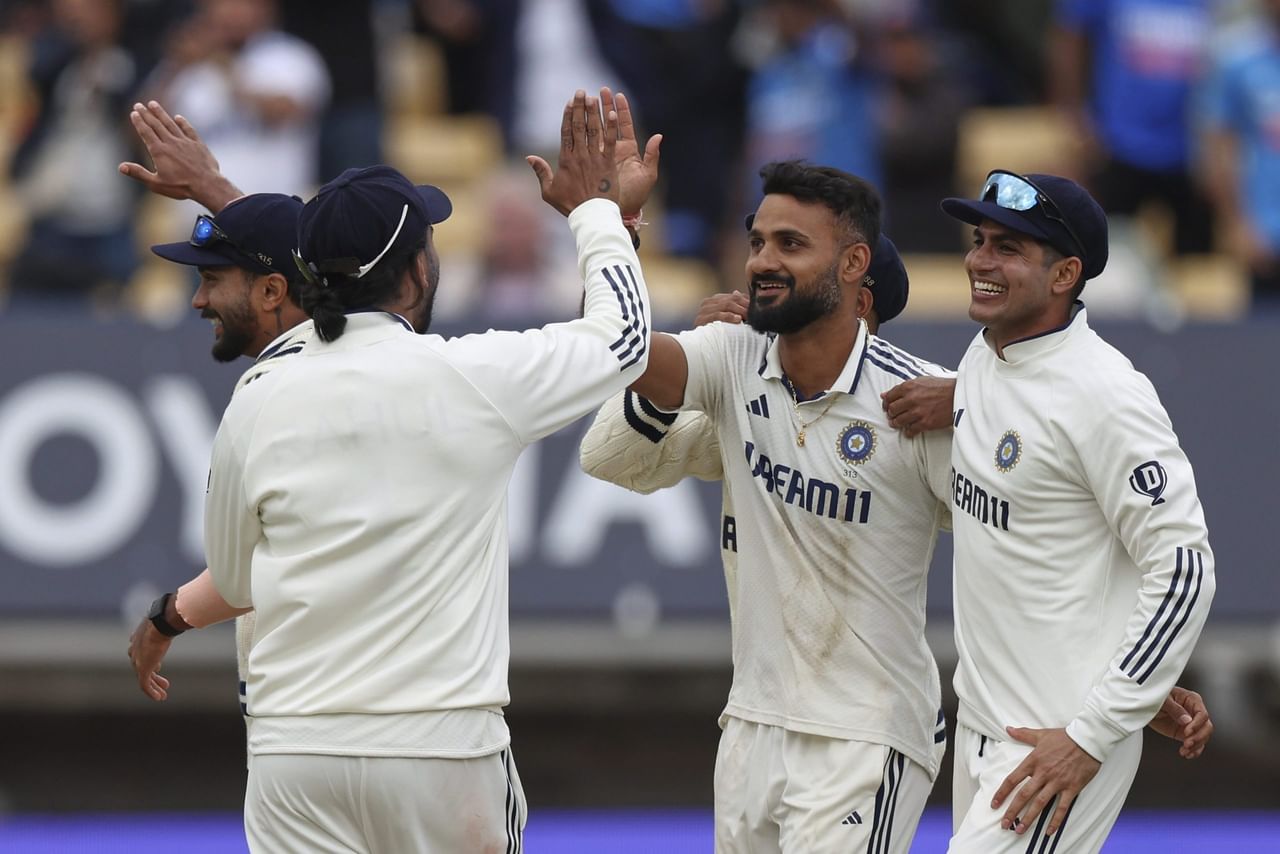 ഇംഗ്ലണ്ടിനെതിരായ രണ്ടാം ടെസ്റ്റിൽ ഇന്ത്യൻ തകർപ്പൻ വിജയം കുറിച്ചിരുന്നു. എഡ്ജ്ബാസ്റ്റണിൽ നടന്ന മത്സരത്തിൽ ഇംഗ്ലണ്ടിനെ 336 റൺസിന് പരാജയപ്പെടുത്തിയ ഇന്ത്യ പരമ്പരയിൽ ഇംഗ്ലണ്ടിന് ഒപ്പമെത്തിയിരുന്നു. പുതിയ നായകനായ ശുഭ്മൻ ഗില്ലിന് കീഴിൽ ഇന്ത്യയുടെ ആദ്യ വിജയമാണിത്. (Image Credits- PTI)