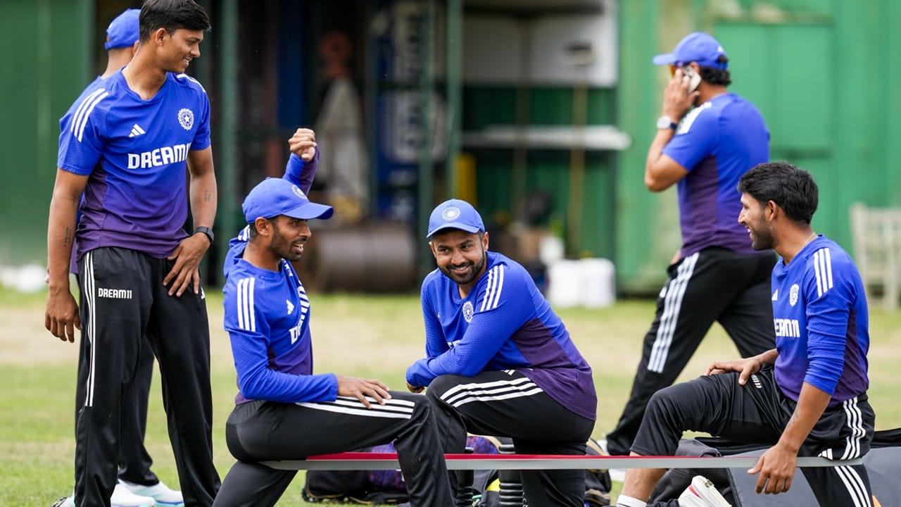 കരുണ്‍ മോശമാക്കിയില്ലെങ്കിലും നാലാം ടെസ്റ്റില്‍ സായ് സുദര്‍ശന്‍ കളിക്കണമെന്ന് പത്താന്‍ പറഞ്ഞു. സായ് ഇടതുകൈയ്യനാണെന്നതാണ് ഇതിന് പിന്നിലെ യുക്തി. ഇംഗ്ലണ്ട് ഇടംകൈയ്യന്‍മാര്‍ക്കെതിരെ നന്നായി പന്തെറിഞ്ഞിട്ടില്ല എന്നാണ് താന്‍ കരുതുന്നതെന്നും പത്താന്‍ പറഞ്ഞു (Image Credits: PTI)