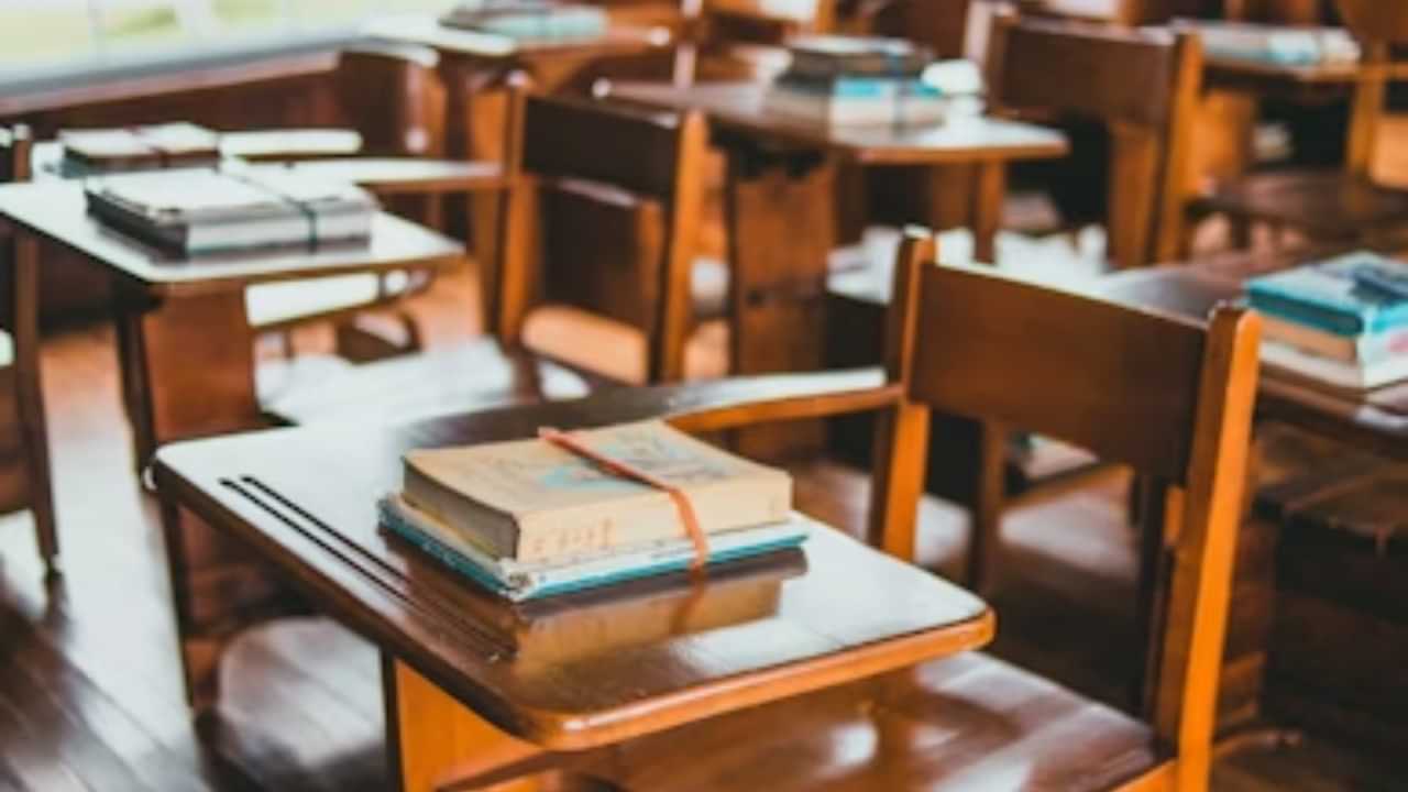 Abu Dhabi: 11, 12 ക്ലാസുകളിൽ വിദ്യാർത്ഥികൾക്ക് പ്രവേശനം അനുവദിക്കരുത്; അബുദാബിയിൽ 12 സ്കൂളുകൾക്ക് നിയന്ത്രണം Abu Dhabi: 11, 12 ക്ലാസുകളിൽ വിദ്യാർത്ഥികൾക്ക് പ്രവേശനം അനുവദിക്കരുത്; അബുദാബിയിൽ 12 സ്കൂളുകൾക്ക് നിയന്ത്രണം