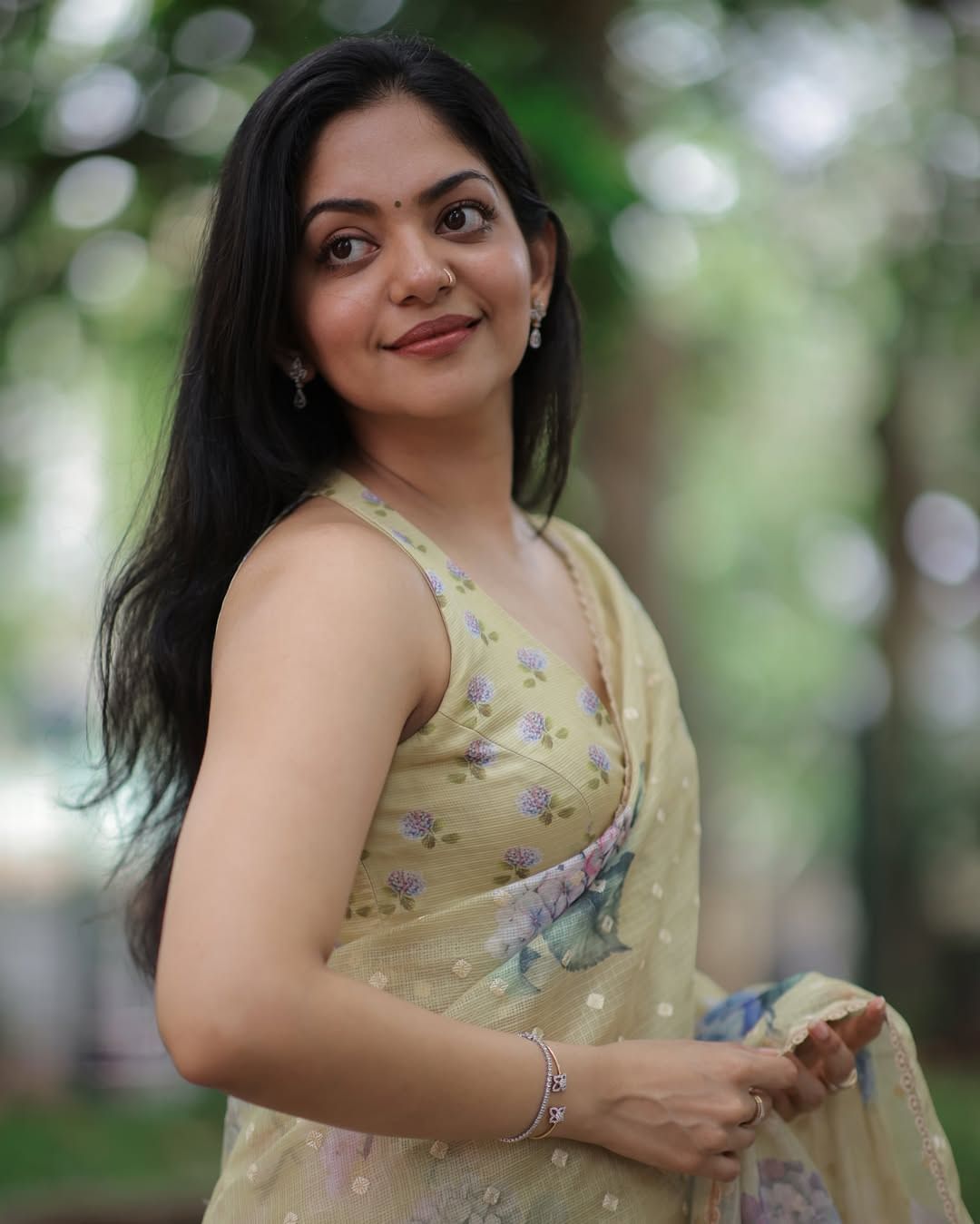 ഇപ്പോള്‍ യൂട്യൂബില്‍ ട്രെന്‍ഡിങ് ആകുന്നത് ആ കുടുംബത്തില്‍ നിന്ന് തന്നെയുള്ള മറ്റൊരു വീഡിയോയാണ്. അഹാന കൃഷ്ണയും സഹോദരിമാരായ ഇഷാനിയും ഹന്‍സികയും തങ്ങളുടെ ഹോം ടൂര്‍ വീഡിയോകള്‍ പങ്കുവെച്ചിരുന്നു. അഹാനയാണ് കൂട്ടത്തില്‍ ആദ്യം വീഡിയോ പുറത്തുവിട്ടത്. 

