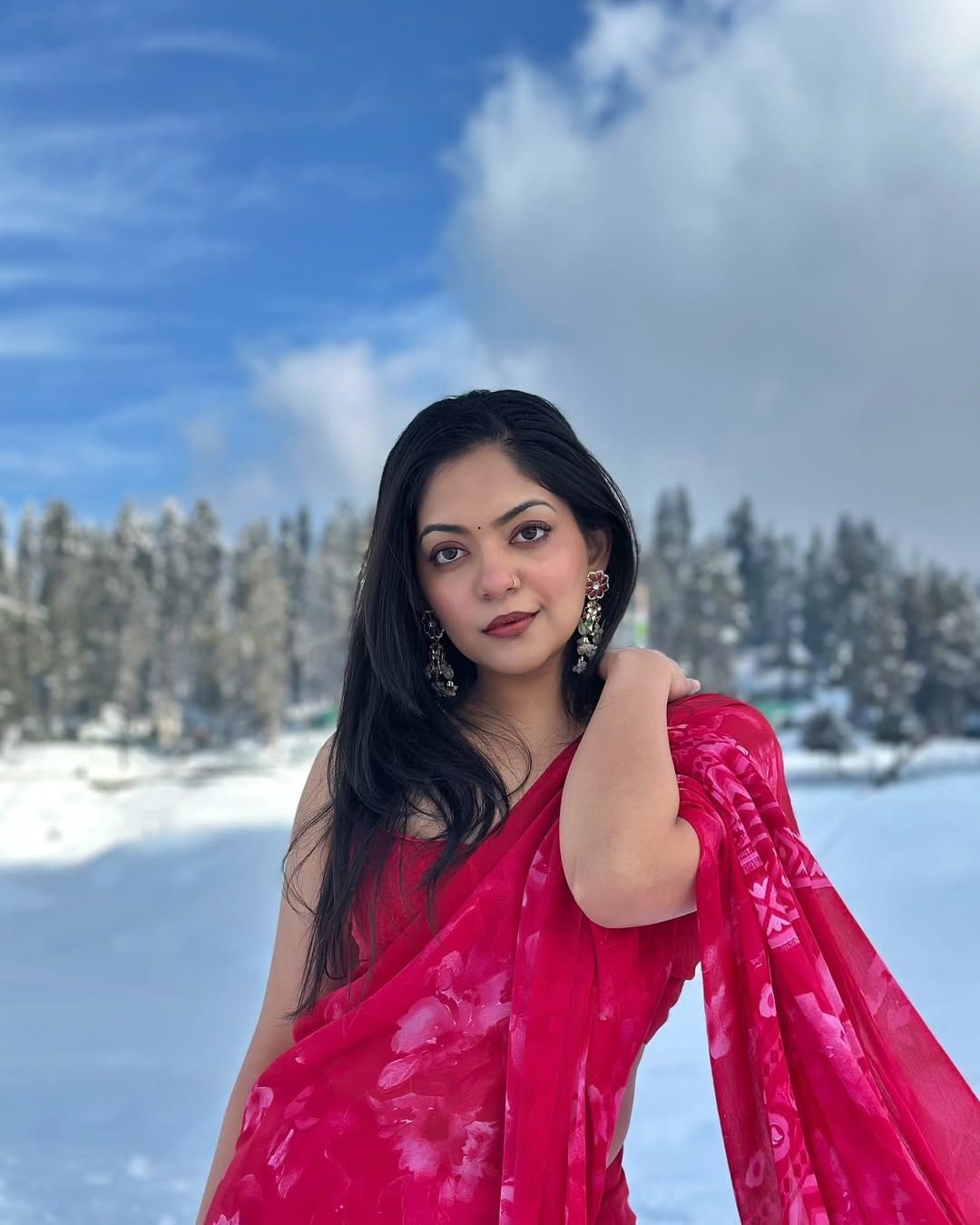 അഹാനയുടെ വീഡിയോയാണ് ഇഷ്ടപ്പെട്ടതെന്ന് പറഞ്ഞ് വന്ന കമന്റിന് നിങ്ങളില്‍ കുറച്ച് പേര്‍ക്കെങ്കിലും താരതമ്യം ചെയ്യാതിരിക്കാന്‍ പറ്റുമോ എന്ന് ഹന്‍സിക തിരിച്ച് ചോദിച്ചു. എന്നാല്‍ ഇതിനെതിരെ വിമര്‍ശനം ഉയര്‍ന്നതോടെ ഹന്‍സിക അതിനും മറുപടി നല്‍കുകയായിരുന്നു.