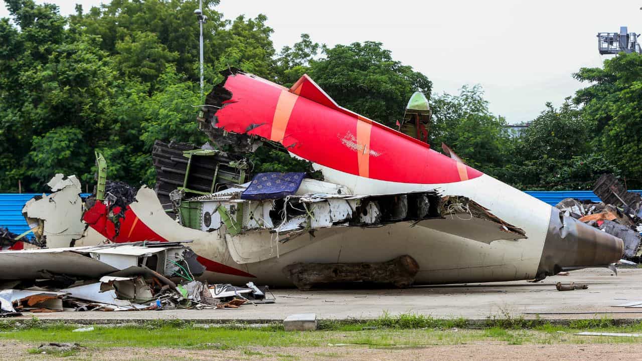 Ahmedabad Plane Crash: വിമാനത്തിന്റെ ഇന്ധന സ്വിച്ച് അറിയാതെ ഓഫാകുമോ? വിദഗ്ധര്‍ പറയുന്നു
