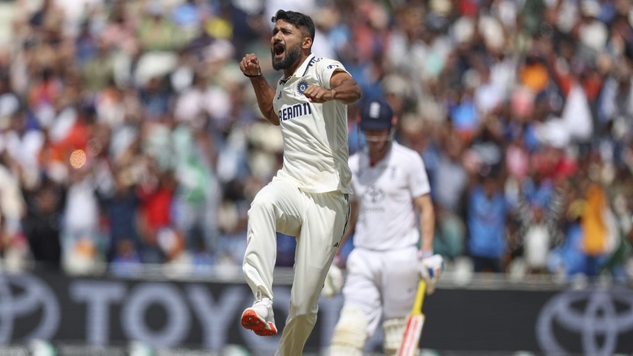 രണ്ട് ഇന്നിങ്സുകളിലുമായി 10 വിക്കറ്റുകളാണ് താരം ഇംഗ്ലണ്ട് മണ്ണില് കൊയ്തത്. ആദ്യ ഇന്നിങ്സില് നാലു വിക്കറ്റ് സ്വന്തമാക്കി. രണ്ടാം ഇന്നിങ്സില് ആറു വിക്കറ്റുകളും.