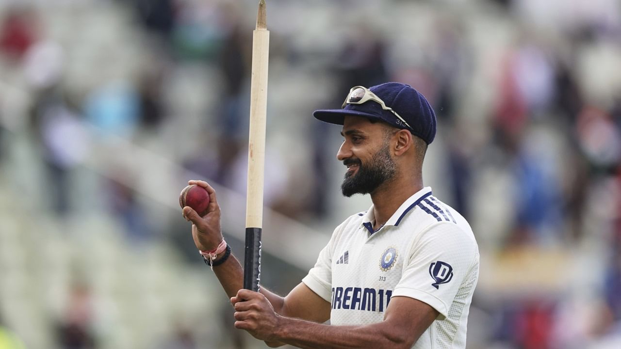 ജസ്പ്രീത് ബുംറയില്ലാത്ത ഇന്ത്യന് ബൗളിങ് നിര എഡ്ജ്ബാസ്റ്റണില് എന്തു ചെയ്യുമെന്ന ചോദ്യത്തിന് ഉത്തരമാണ് ആകാശ് ദീപ്. ബുംറയുടെ അഭാവത്തില് പ്ലേയിങ് ഇലവനിലെത്തിയ ഈ 28കാരന് മുന്നില് ഇംഗ്ലണ്ട് ബാറ്റിങ് നിര വിറങ്ങലിച്ചു (Image Credits: PTI)