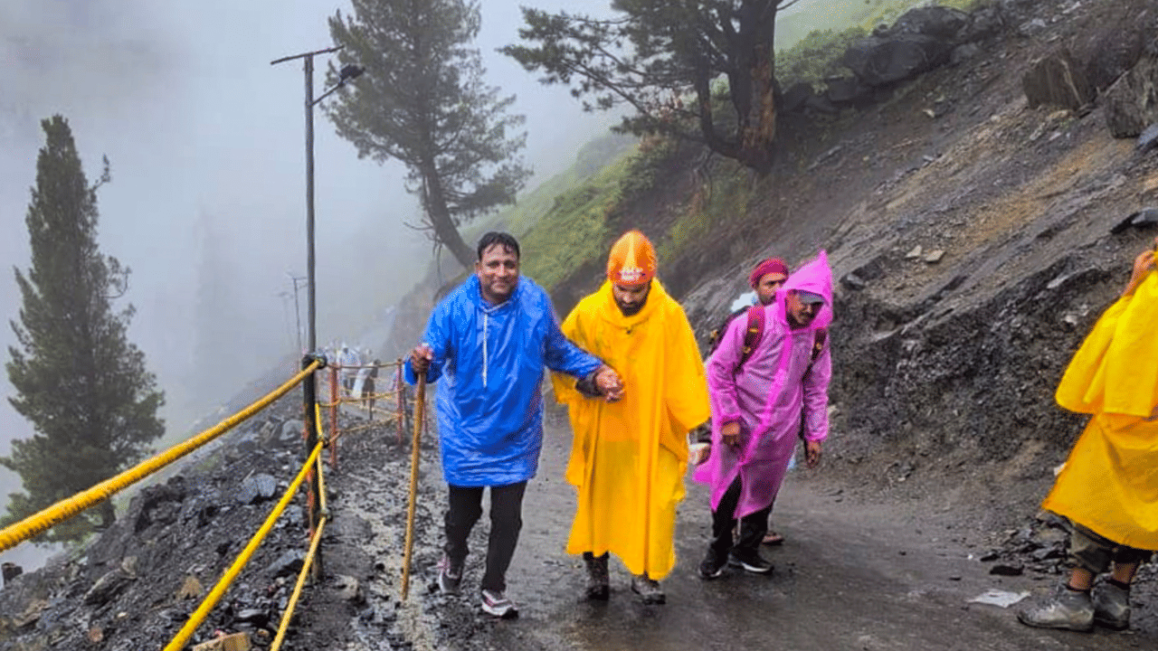 Amarnath Yatra 2025: കനത്ത മഴയും മണ്ണിടിച്ചിലും; പഹൽഗാമിൽ നിന്നുള്ള അമർനാഥ യാത്ര നിർത്തിവച്ചു