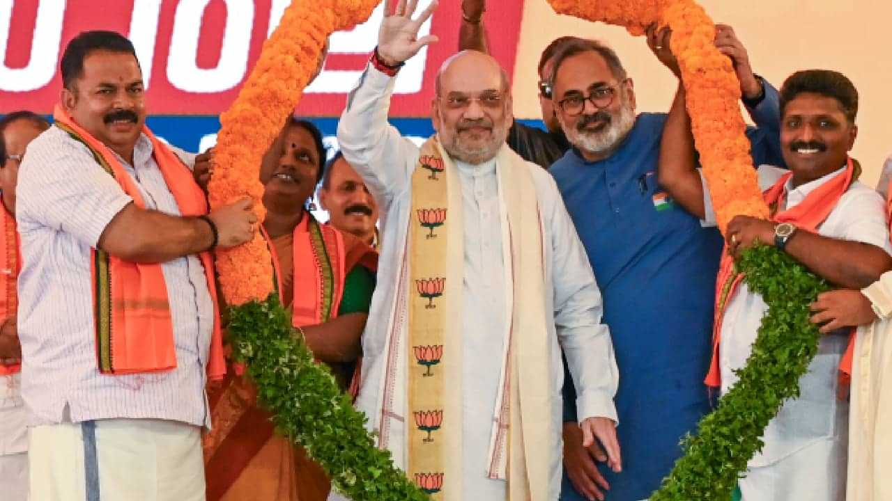 Amit Shah In Kerala: ബിജെപി സംസ്ഥാന കമ്മറ്റി ഓഫീസ് ഉദ്ഘാടനം ചെയ്ത് അമിത് ഷാ; തെരഞ്ഞെടുപ്പിന് ഒരുങ്ങാൻ നേതാക്കൾക്ക് നിർദ്ദേശം Amit Shah In Kerala: ബിജെപി സംസ്ഥാന കമ്മറ്റി ഓഫീസ് ഉദ്ഘാടനം ചെയ്ത് അമിത് ഷാ; തെരഞ്ഞെടുപ്പിന് ഒരുങ്ങാൻ നേതാക്കൾക്ക് നിർദ്ദേശം