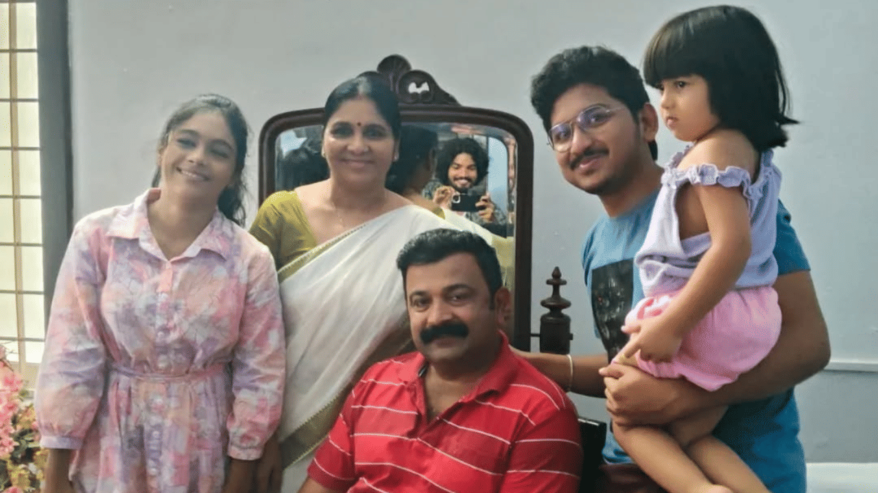 Biju Sopanam: ഉപ്പും മുളകിലേക്ക് ബാലു അച്ഛൻ തിരിച്ചെത്തുന്നു? ലൊക്കേഷൻ ചിത്രം പങ്കുവെച്ച് ബിജു സോപാനം Biju Sopanam: ഉപ്പും മുളകിലേക്ക് ബാലു അച്ഛൻ തിരിച്ചെത്തുന്നു? ലൊക്കേഷൻ ചിത്രം പങ്കുവെച്ച് ബിജു സോപാനം