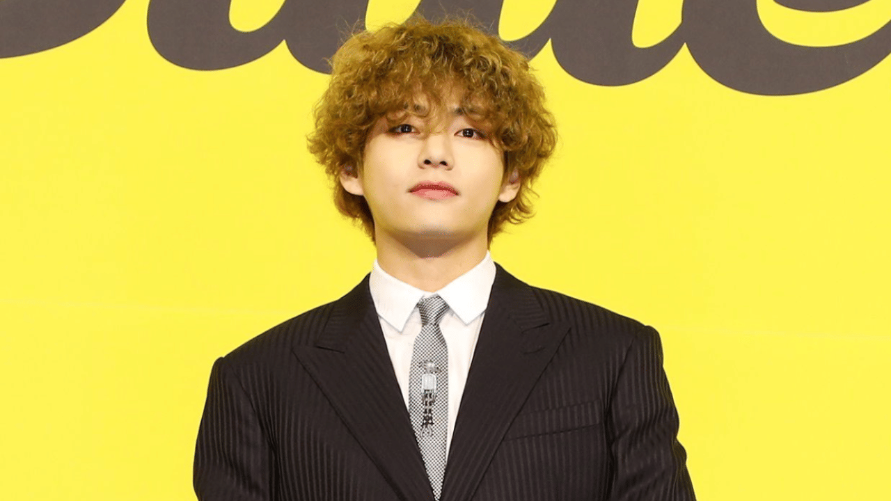 ബിടിഎസിലെ പ്രധാന ഗായകന്മാരിൽ ഒരാളായ വി കൊറിയൻ ആർട്സ് ഹൈസ്കൂളിൽ നിന്നും പഠനം പൂർത്തിയാക്കിയ ശേഷം ഗ്ലോബൽ സൈബർ യൂണിവേഴ്സിറ്റിയിൽ നിന്ന് ബ്രോഡ്കാസ്റ്റിംഗ് ആൻഡ് എന്റർടൈൻമെന്റിൽ ബിരുദം നേടി. തുടർന്ന്, ബാൻഡ് അംഗങ്ങളോടൊപ്പം ഹൻയാങ് സൈബർ യൂണിവേഴ്സിറ്റിയിൽ നിന്ന് എംബിഎയും പൂർത്തിയാക്കി. (Image Credits: Instagram)