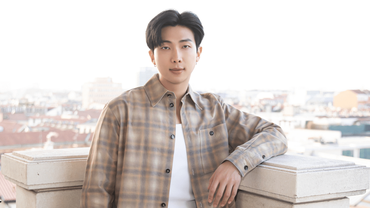 ബിടിഎസിന്റെ ലീഡർ കൂടിയായ ആർഎം, ഗ്ലോബൽ സൈബർ യൂണിവേഴ്സിറ്റിയിൽ നിന്നും ബ്രോഡ്കാസ്റ്റിംഗ് ആൻഡ് എന്റർടൈൻമെന്റിൽ ബിരുദം നേടിയ ശേഷം മറ്റംഗങ്ങളോടൊപ്പം ഹൻയാങ് സൈബർ സർവകലാശാലയിൽ നിന്ന് അഡ്വർടൈസിംഗ് & മീഡിയയിൽ മാസ്റ്റേഴ്സ് ഓഫ് ബിസിനസ് അഡ്മിനിസ്ട്രേഷൻ പൂർത്തിയാക്കി. (Image Credits: Instagram)