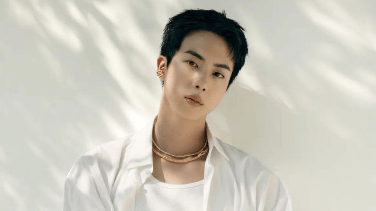 ബിടിഎസിലെ ഏറ്റവും മുതിർന്ന അംഗമായ ജിന്നും ഹന്യാങ് സർവകലാശാലയിലെ മുൻ വിദ്യാർത്ഥിയാണ്. കൊണുക് (Konuk) സർവകലാശാലയിൽ നിന്നും ഫിലിം & വിഷ്വൽ സ്റ്റഡീസിൽ ബിരുദം നേടിയ ശേഷം, താരം ഹൻയാങ് സൈബർ സർവകലാശാലയിൽ നിന്നാണ് എംബിഎ പൂർത്തിയാക്കിയത്. (Image Credits: Instagram)