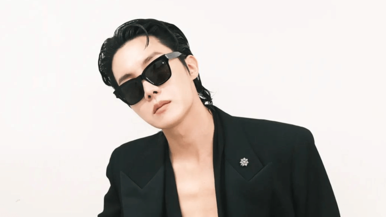 ബാൻഡിലെ പ്രധാന ഡാൻസറായ ജെ-ഹോപ് ഗ്ലോബൽ സൈബർ യൂണിവേഴ്സിറ്റിയിൽ നിന്നാണ് ബ്രോഡ്കാസ്റ്റിംഗ് ആൻഡ് എന്റർടൈൻമെന്റിൽ ബിരുദം നേടിയത്. ശേഷം ഹൻയാങ് സൈബർ യൂണിവേഴ്സിറ്റിയിൽ നിന്ന് എംബിഎയും സ്വന്തമാക്കി. (Image Credits: Instagram)