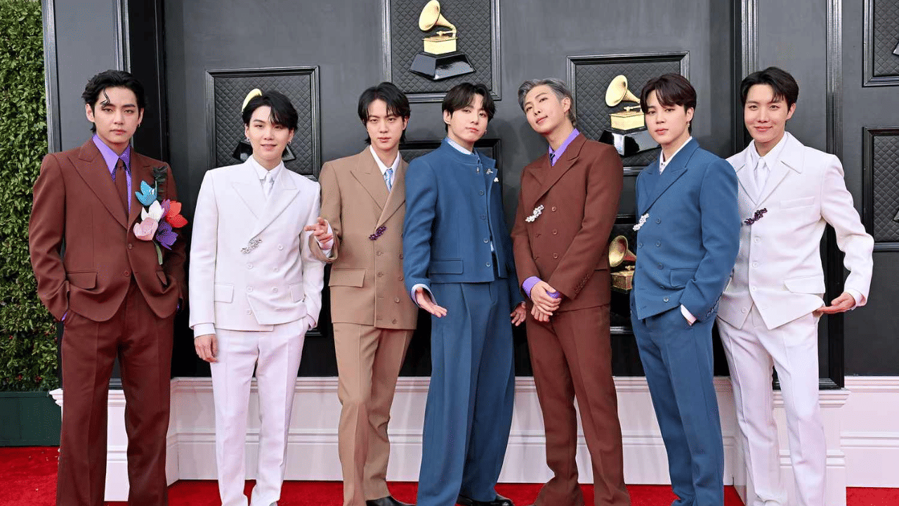 വി-യെ പോലെ ബിടിഎസിന്റെ മറ്റ് താരങ്ങളായ നംജൂൺ, ജിൻ, ജെ ഹോപ്പ്, ഷുഗ, ജിമിൻ, ജങ്കുക്ക് എന്നിവർക്കും ദശലക്ഷ കണക്കിന് ഫോളോവേഴ്സാണ് ഉള്ളത്. സംഘത്തിലെ ഇളയ അംഗം ജങ്കുക്ക് ഈയിടെ പുതിയ അക്കൗണ്ട് ആരംഭിച്ചിരുന്നു. (Image Credit: Instagram)