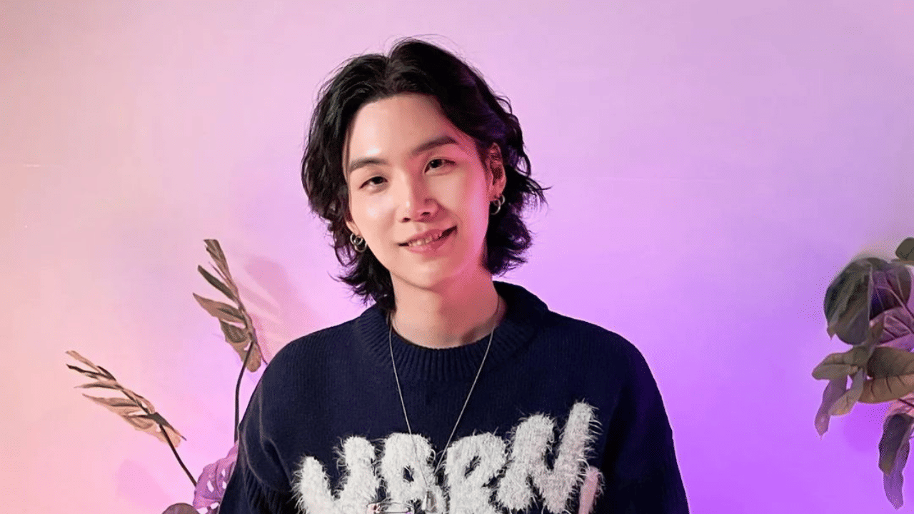 ബിടിഎസിന്റെ ഭൂരിഭാഗം ഗാനങ്ങൾക്കും പിന്നിൽ പ്രവർത്തിച്ച ഷുഗയും ഗ്ലോബൽ സൈബർ യൂണിവേഴ്സിറ്റിയിൽ നിന്ന് ബ്രോഡ്കാസ്റ്റിംഗ് ആൻഡ് എന്റർടൈൻമെന്റിൽ ബിരുദവും ഹൻയാങ് സൈബർ യൂണിവേഴ്സിറ്റിയിൽ നിന്ന് എംബിഎയും പൂർത്തിയാക്കി. (Image Credits: Instagram)