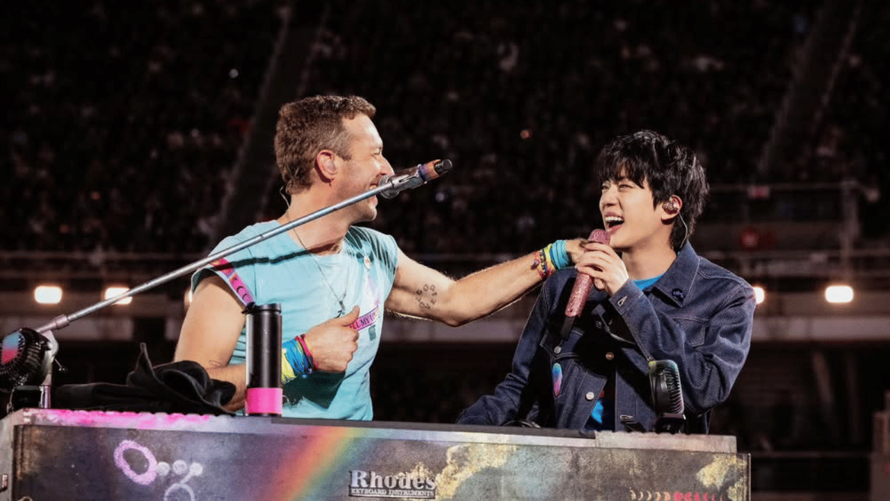 ബിടിഎസിലെയും കോൾഡ്‌പ്ലേയിലെയും അംഗങ്ങൾ പരസ്പരം സഹോദരങ്ങളെ പോലെയായതിനാലാണ് താരം അങ്ങനെ ചോദിച്ചത്. ജിന്നിന്റെ ചോദ്യത്തിന് ആരാധകർ "അതെ" എന്ന് മറുപടി നൽകിയപ്പോൾ, അദ്ദേഹം കോൾഡ്‌പ്ലേ എന്ന് ഉറക്കെ പറഞ്ഞു. സംഭവത്തിന്റെ വിഡിയോ സോഷ്യൽ മീഡിയയിൽ വൈറലാവുകയാണ്.(Image Credit: Instagram)
