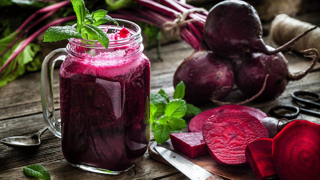 Beetroot For Skin: ബീറ്റ്റൂട്ട് ജ്യൂസോ ഫേസ് മാസ്കോ! ഏതാണ് മുഖകാന്തിക്ക് ഏറ്റവും മികച്ചത് Beetroot For Skin: ബീറ്റ്റൂട്ട് ജ്യൂസോ ഫേസ് മാസ്കോ! ഏതാണ് മുഖകാന്തിക്ക് ഏറ്റവും മികച്ചത്