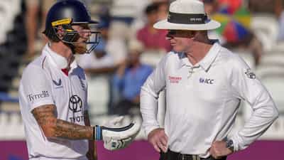 India vs England: അങ്ങനെയിപ്പോള്‍ കളിക്കേണ്ട, ലോര്‍ഡ്‌സില്‍ മത്സരം തടസപ്പെടുത്തി വണ്ടിന്‍കൂട്ടം