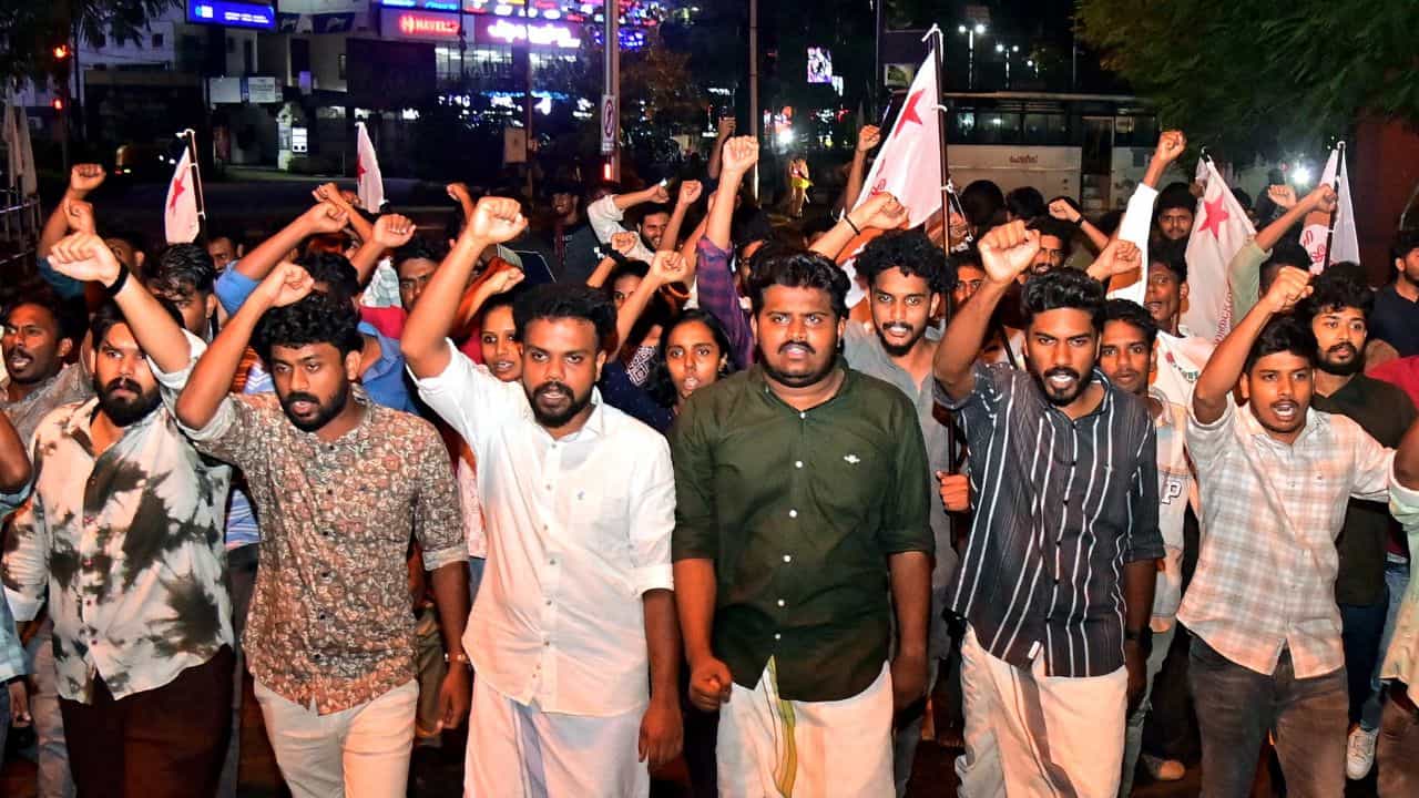 Bharat Mata Controversy: ഭാരതാംബ വിവാദം; ഫേസ്ബുക്ക് പോസ്റ്റിട്ട ഐഎസ്ആര്‍ഒ ഉദ്യോഗസ്ഥന് സസ്‌പെന്‍ഷന്‍