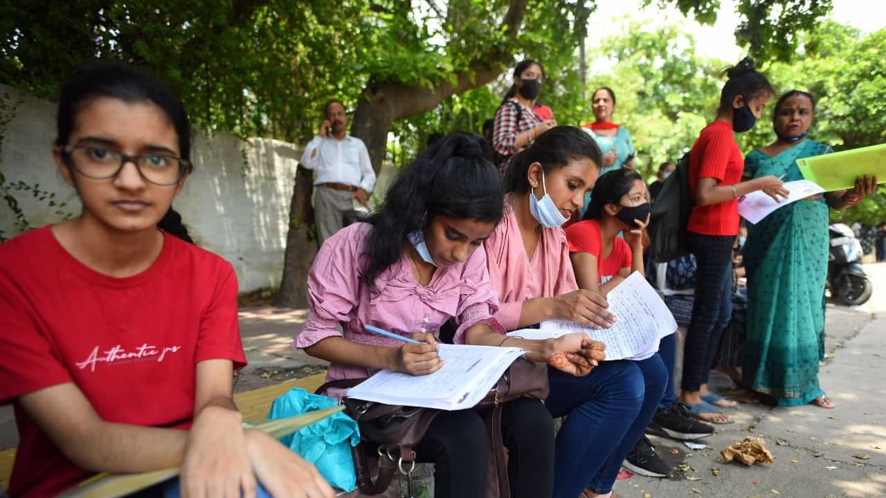 CUET UG 2025: സിയുഇടി-യുജി പരീക്ഷാഫലം വന്നു; 4 വിഷയങ്ങളില് 100 ശതമാനം മാര്ക്ക് ലഭിച്ചത് 1 വിദ്യാര്ഥിക്ക് CUET UG 2025: സിയുഇടി-യുജി പരീക്ഷാഫലം വന്നു; 4 വിഷയങ്ങളില് 100 ശതമാനം മാര്ക്ക് ലഭിച്ചത് 1 വിദ്യാര്ഥിക്ക്