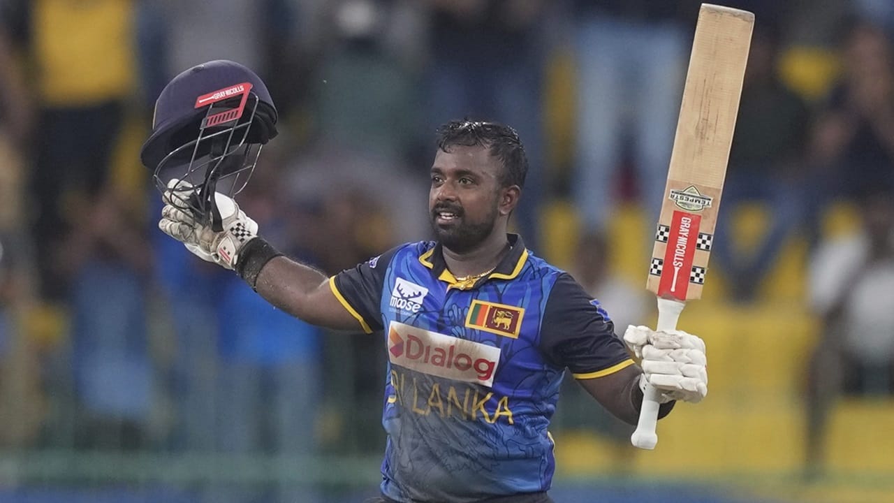 ആദ്യം ബാറ്റു ചെയ്ത ശ്രീലങ്ക 49.2 ഓവറില്‍ 244 റണ്‍സ് നേടി. 123 പന്തില്‍ 106 റണ്‍സ് നേടിയ ക്യാപ്റ്റന്‍ ചരിത് അസലങ്കയാണ് ടോപ് സ്‌കോറര്‍. ബംഗ്ലാദേശിനായി ടസ്‌കിന്‍ അഹമ്മദ് നാലു വിക്കറ്റും, ടന്‍സിം ഹസന്‍ ഷക്കീബ് മൂന്നു വിക്കറ്റും വീഴ്ത്തി.