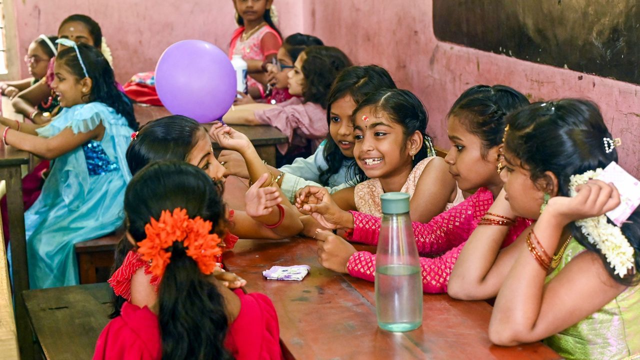 Onam School Holidays: ഓഗസ്റ്റ് 29 മുതല് അവധി; ഓണം കഴിഞ്ഞ് വീട്ടിലിരിക്കാന് നേരമില്ല, നേരെ സ്കൂളിലേക്ക് Onam School Holidays: ഓഗസ്റ്റ് 29 മുതല് അവധി; ഓണം കഴിഞ്ഞ് വീട്ടിലിരിക്കാന് നേരമില്ല, നേരെ സ്കൂളിലേക്ക്