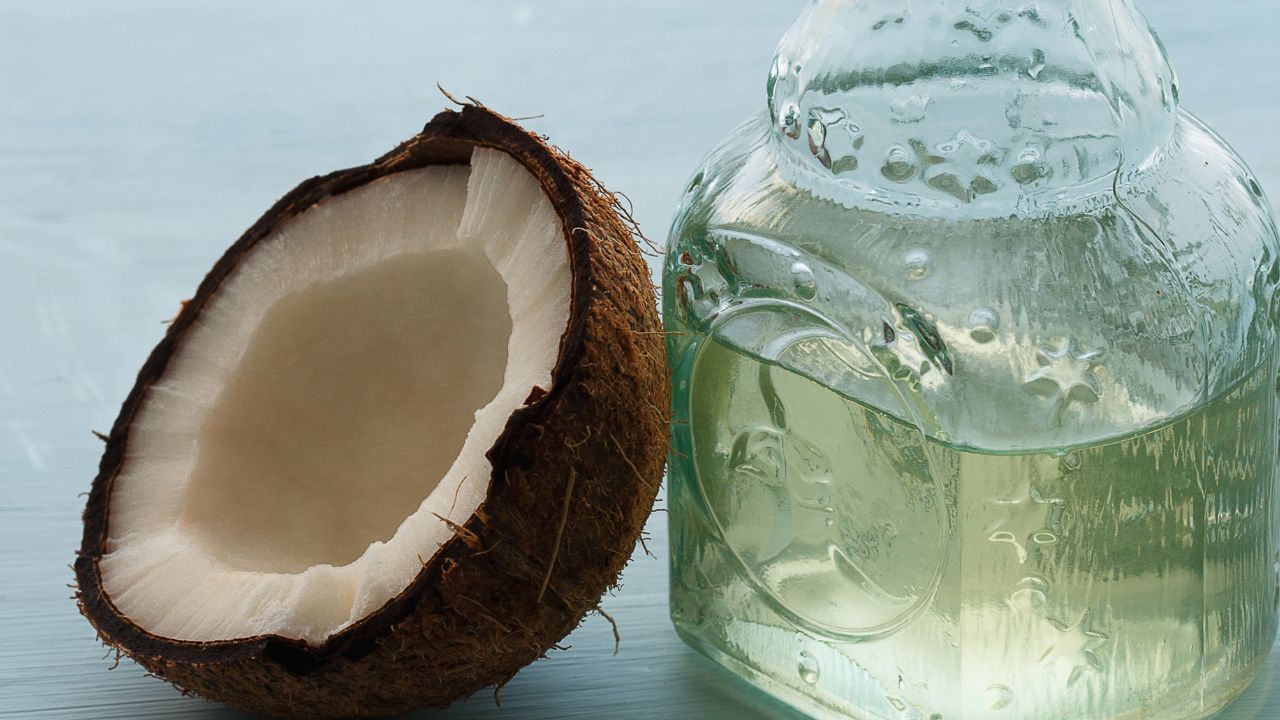 Coconut Oil Price Hike: ശരിക്കും വെളിച്ചെണ്ണ വില എങ്ങനെയാ കൂടുന്നത്? ഓണം വെള്ളത്തിലാകുമോ?