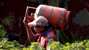 LPG Rate July 2025: ആശ്വാസ വാർത്ത; വാണിജ്യാവശ്യങ്ങൾക്കുള്ള പാചക വാതക സിലിണ്ടറിൻ്റെ വിലയിൽ വൻ ഇടിവ്