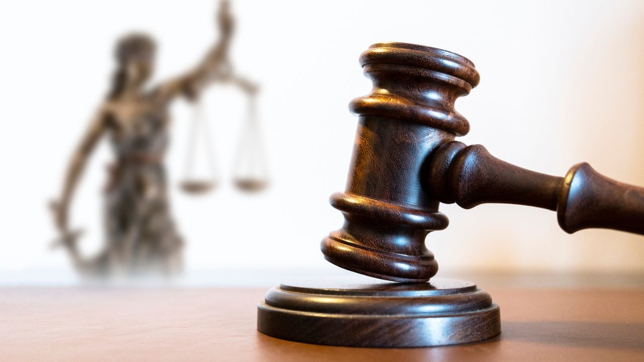 Contempt of Court: ശുചിമുറിയിലിരുന്ന് വിചാരണയില് പങ്കെടുത്തു; യുവാവിനെതിരെ കോടതിയലക്ഷ്യ നടപടി Contempt of Court: ശുചിമുറിയിലിരുന്ന് വിചാരണയില് പങ്കെടുത്തു; യുവാവിനെതിരെ കോടതിയലക്ഷ്യ നടപടി