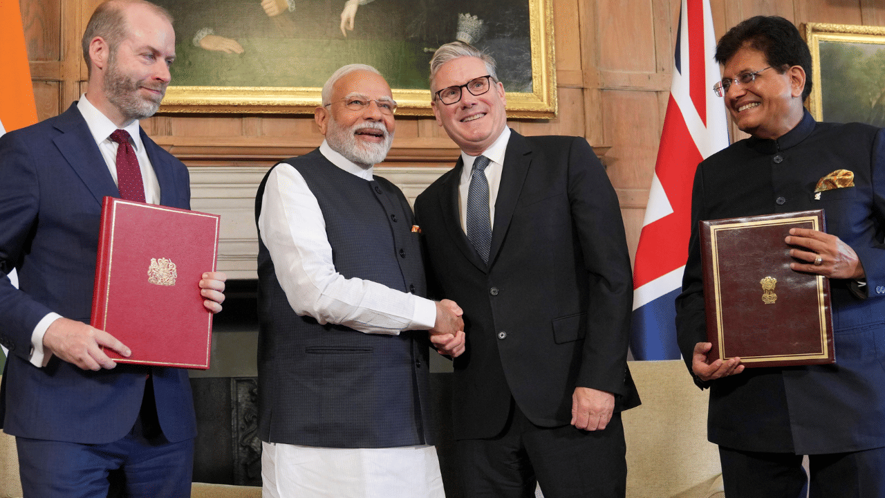 ഇന്ത്യയും യുകെയും അവരുടെ സ്വതന്ത്ര വ്യാപാര കരാറിൽ (FTA) ഒപ്പുവച്ച തീയതി ഏതാണ്: 2025 ജൂലൈ 24 ന് ഇന്ത്യയും യുകെയും സ്വതന്ത്ര വ്യാപാര കരാറിൽ (FTA) ഒപ്പുവച്ചു. പ്രധാനമന്ത്രി നരേന്ദ്ര മോദിയുടെ യുകെ സന്ദർശന വേളയിൽ ഇരു നേതാക്കളും അവരുടെ വാണിജ്യ മന്ത്രിമാരും പങ്കെടുത്ത ച‍‍ർച്ചയിൽ ഈ കരാർ ഔദ്യോഗികമായി അംഗീകരിച്ചു.
