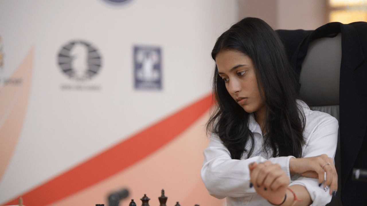FIDE വനിതാ ലോകകപ്പിന്റെ ഫൈനലിലെത്തിയ ആദ്യ ഇന്ത്യൻ ചെസ്സ് കളിക്കാരി ആരാണ്:  19 വയസ്സുള്ള ഇന്റർനാഷണൽ മാസ്റ്റർ ദിവ്യ ദേശ്മുഖ് FIDE വനിതാ ലോകകപ്പിന്റെ ഫൈനലിൽ എത്തി ചരിത്രം കുറിച്ചു. 2026 ലെ വനിതാ കാൻഡിഡേറ്റ്സ് ചെസ് ടൂർണമെന്റിലും സ്ഥാനം നേടി.
