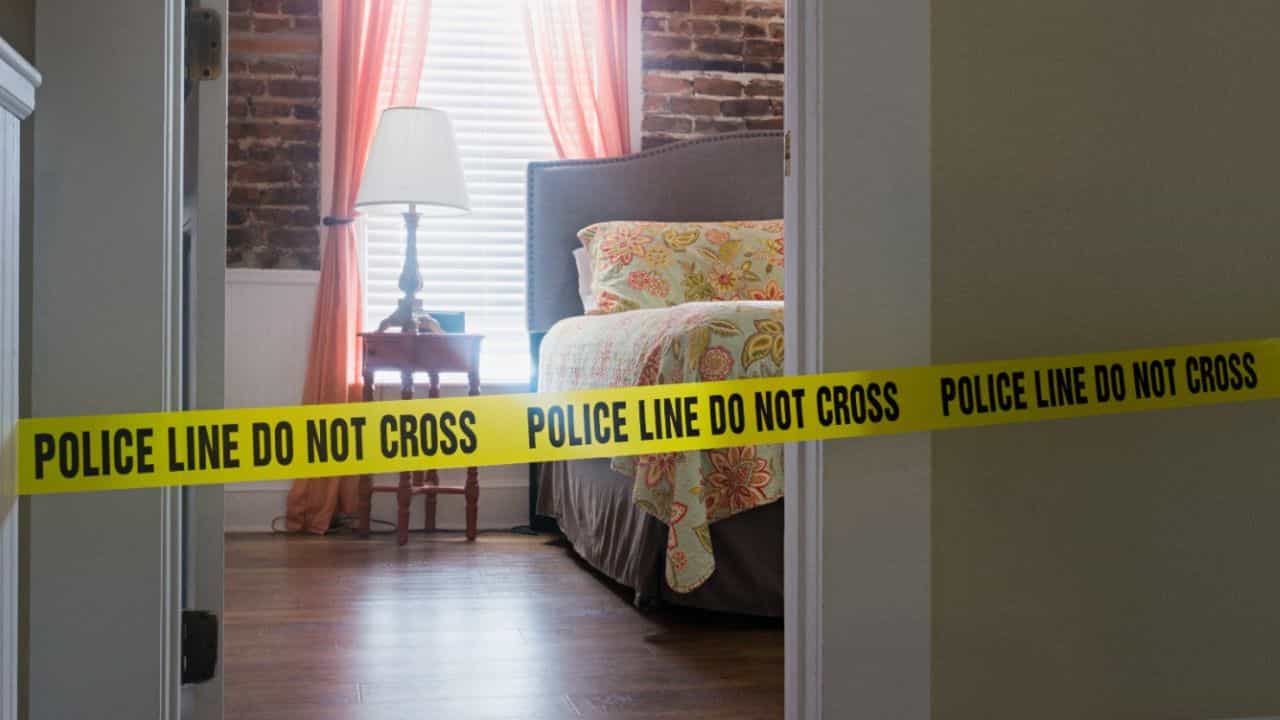 അച്ഛന്റെ മൃതദേഹം പുറത്തുകിടത്തി മകനും മരുമകളും വീടുപൂട്ടി പോയി; അനാഥാലയത്തില്‍ നിന്നെത്തി ഭാര്യ