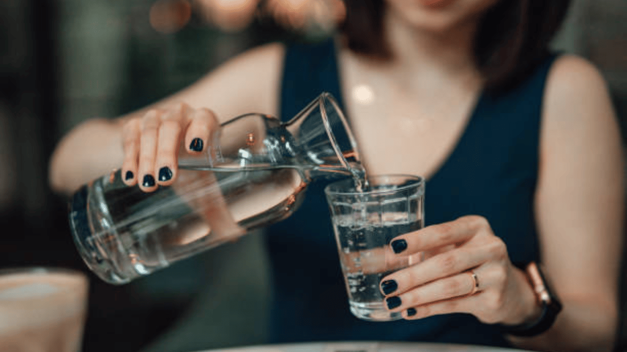 Dehydration In Monsoon: മഴയാണെന്ന് കരുതി വെള്ളം കുടിക്കാതിരുന്നാൽ? കാത്തിരിക്കുന്നത് വൻ അപകടം