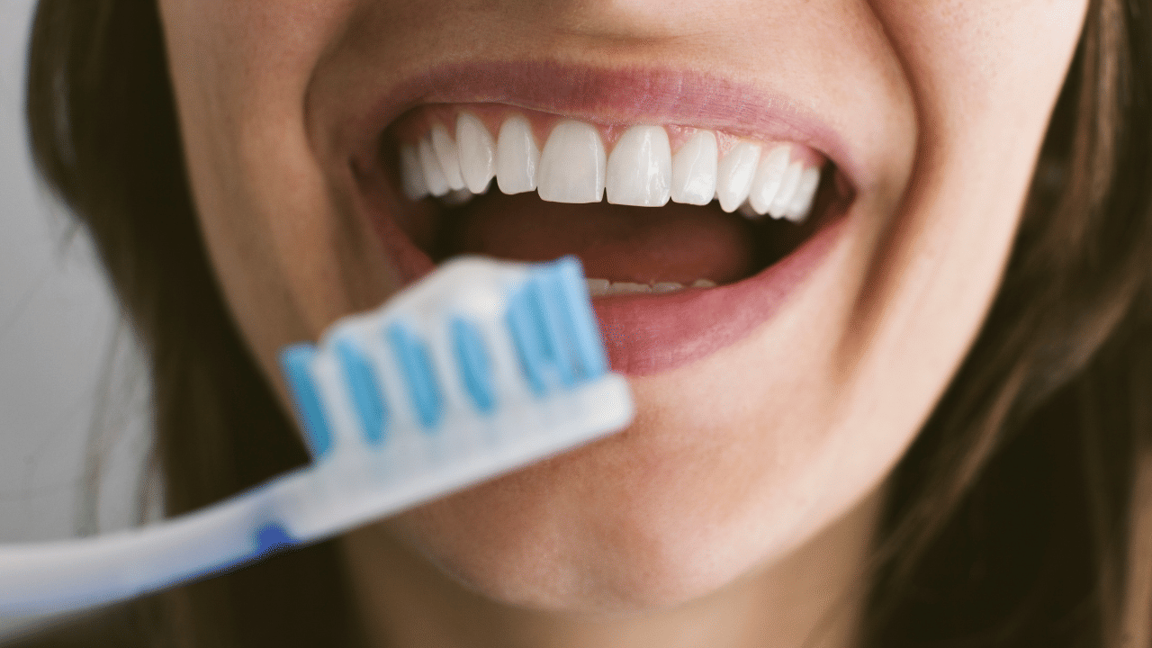 Dental Health: പല്ല് തേക്കുന്നതിൽ മാത്രമാണോ ദന്താരോഗ്യം? മറ്റ് വഴികൾ ഇതാ Dental Health: പല്ല് തേക്കുന്നതിൽ മാത്രമാണോ ദന്താരോഗ്യം? മറ്റ് വഴികൾ ഇതാ