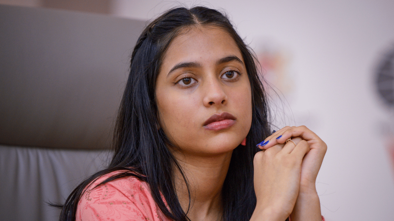 Divya Deshmukh: ചെസ്സ് ബോർഡിലെ എം.എസ്. ധോണി, പത്തൊമ്പതാം വയസിൽ ചരിത്രവിജയം; ആരാണ് ദിവ്യ ദേശ്മുഖ് Divya Deshmukh: ചെസ്സ് ബോർഡിലെ എം.എസ്. ധോണി, പത്തൊമ്പതാം വയസിൽ ചരിത്രവിജയം; ആരാണ് ദിവ്യ ദേശ്മുഖ്