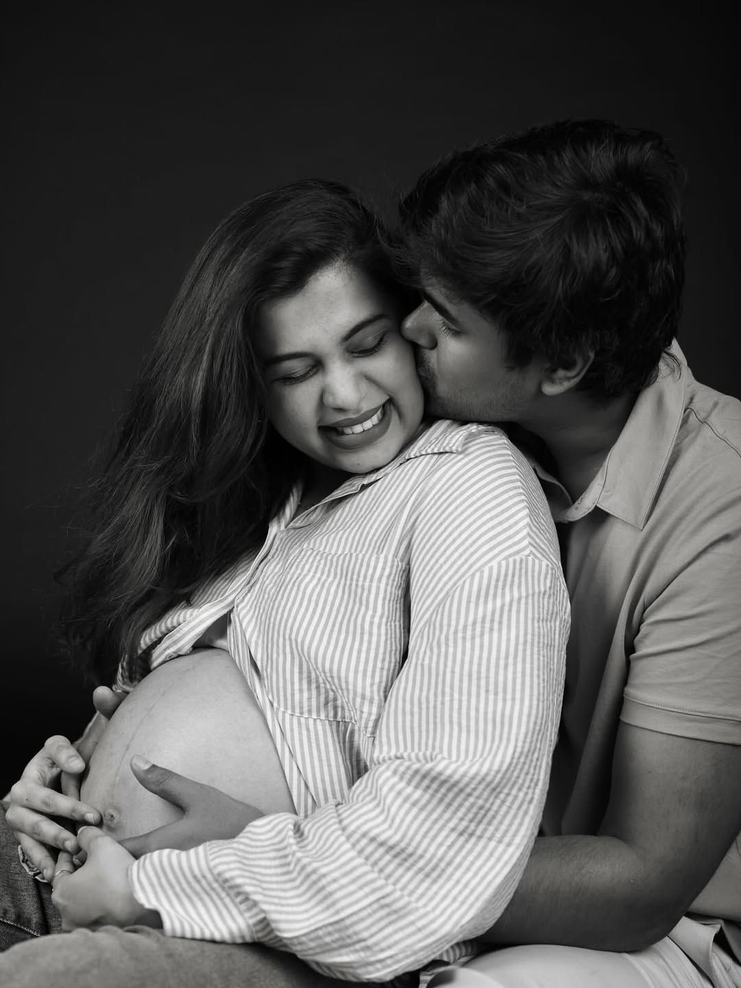 കൊച്ചുമകന്റെ വിശേഷങ്ങളുമായി എത്തിയിരിക്കുകയാണ് സിന്ധു കൃഷ്ണ. കുഞ്ഞിനെ കുറിച്ച് വാതോരാതെയാണ് കുടുംബം ഒന്നടങ്കം സംസാരിക്കുന്നത്. ജീവിതത്തിലെ പുതിയ ഘട്ടം താനും വീട്ടിലെ മറ്റുള്ളവരും നന്നായി എഞ്ചോയ് ചെയ്യുന്നുണ്ടെന്നാണ് സിന്ധു പറയുന്നത്. കുഞ്ഞിനെ ഇളം വെയില്‍ കൊള്ളിക്കുന്നതിനെ കുറിച്ച് പറഞ്ഞാണ് സിന്ധു സംസാരിച്ച് തുടങ്ങുന്നത്. (Image Credits: Instagram)