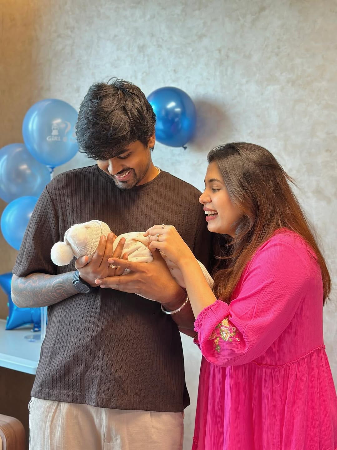 എന്നാല്‍ താന്‍ ലക്കിയാണ്. ഫാമിലിയിലെ എല്ലാവരും തന്നെ തനിക്കൊപ്പമുണ്ട്. അശ്വിനും കൂടെയുണ്ടെന്നും ദിയ പറഞ്ഞു. സ്‌നേഹിക്കാനും പരിചരിക്കാനും ആളുകള്‍ ഉള്ളപ്പോള്‍ ദിയക്ക് ഒരിക്കലും പോസ്റ്റ്പാര്‍ട്ടം ഡിപ്രഷന്‍ വരില്ലെന്ന് ആളുകള്‍ വീഡിയോക്ക് താഴെ കുറിക്കുന്നു. 

