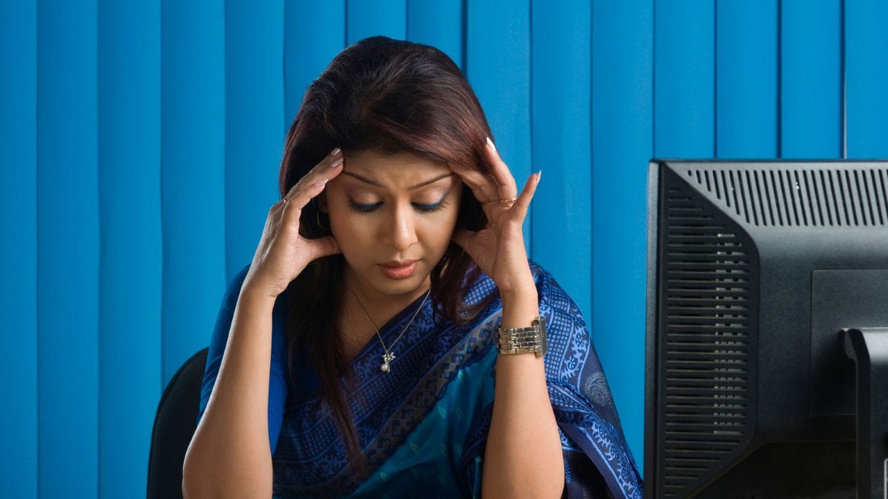 ഒരാള്‍ ഇരിക്കുകയോ കിടക്കുകയോ ചെയ്യുമ്പോള്‍ സ്വാഭാവികമായും തലച്ചോറിലേക്കുള്ള രക്തപ്രവാഹം കുറയുന്നു. എന്നാല്‍ ഇത് ശരീരത്തിന് അസ്വസ്ഥതകള്‍ ഒന്നും തന്നെ ഉണ്ടാക്കില്ല. പക്ഷെ പെട്ടെന്ന് എഴുന്നേല്‍ക്കുമ്പോള്‍ രക്തസമ്മര്‍ദം കുറഞ്ഞ്, തലകറക്കം അനുഭവപ്പെടും. 

