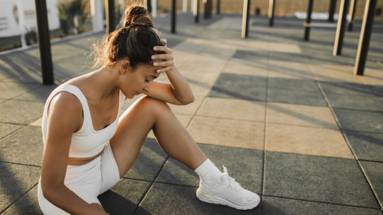 നിര്‍ജലീകരണം ഉള്ളവരിലും ചില മരുന്നുകള്‍ കഴിക്കുന്നവരിലും തലകറക്കം കൂടുതലായി കണ്ടുവരുന്നു. തലകറക്കത്തിന് പുറമെ കാഴ്ച മങ്ങല്‍, ബലഹീനത, ക്ഷീണം പോലുള്ള പ്രശ്‌നങ്ങളും അനുഭവപ്പെടാം. രക്തസമ്മര്‍ദം കുറയുന്നത് തലച്ചോറിലേക്കുള്ള രക്തത്തിന്റെയും ഓക്‌സിജന്റെയും അളവ് കുറയ്ക്കുന്നു. ഇത് തലകറക്കം, ബോധക്ഷയം, ഓക്കാനം, ക്ഷീണം എന്നിവയ്ക്ക് കാരണമാകും.