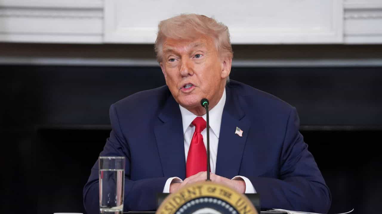 Donald Trump: സണ്ബാത്തിനിടെ ട്രംപിന്റെ മേല് ഡ്രോണ് പതിച്ചേക്കാം; ഭീഷണിയുമായി ഇറാന് Donald Trump: സണ്ബാത്തിനിടെ ട്രംപിന്റെ മേല് ഡ്രോണ് പതിച്ചേക്കാം; ഭീഷണിയുമായി ഇറാന്