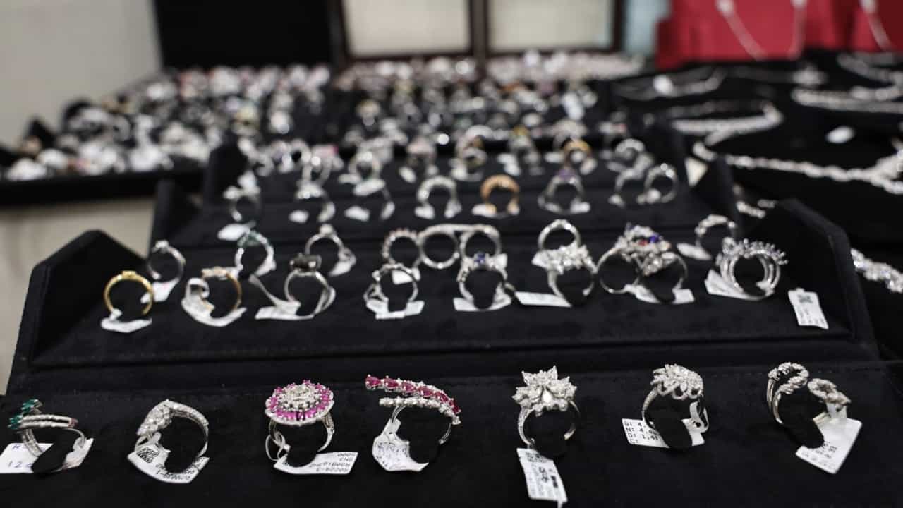 Dubai Police: 1.1 മില്ല്യൺ ദിർഹം വിലവരുന്ന ആഭരണങ്ങൾ വിമാനത്താവളത്തിൽ വച്ച് നഷ്ടമായി; ബംഗ്ലാദേശിൽ നിന്ന് കണ്ടെടുത്ത് ദുബായ് പോലീസ്