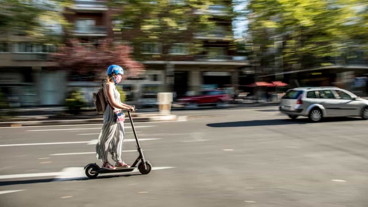 E Scooter: വഴിയാത്രക്കാർക്ക് ശല്യം; ദുബായിൽ ഇ - സ്കൂട്ടറുകൾക്ക് നിരോധനം E Scooter: വഴിയാത്രക്കാർക്ക് ശല്യം; ദുബായിൽ ഇ - സ്കൂട്ടറുകൾക്ക് നിരോധനം