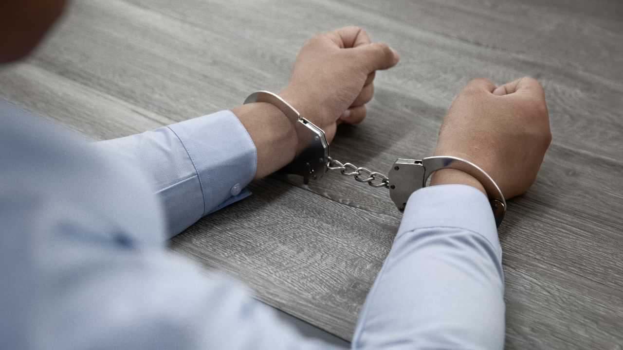 ED Scam Arrest: ഇഡി ഓഫീസറാണെന്ന വ്യാജേന വ്യാപാരിയിൽ നിന്ന് പണം തട്ടി; യുവാവ് അറസ്റ്റിൽ ED Scam Arrest: ഇഡി ഓഫീസറാണെന്ന വ്യാജേന വ്യാപാരിയിൽ നിന്ന് പണം തട്ടി; യുവാവ് അറസ്റ്റിൽ