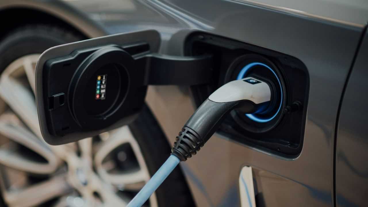 Electric Car : ഫുൾ ചാർജാകാൻ അഞ്ച് മിനിറ്റ് മതി; ഒറ്റ ചാർജിൽ 3000 കിലോമീറ്റർ ലഭിക്കും, വിപ്ലവം സൃഷ്ടിക്കാൻ ചൈനീസ് കമ്പനി Electric Car : ഫുൾ ചാർജാകാൻ അഞ്ച് മിനിറ്റ് മതി; ഒറ്റ ചാർജിൽ 3000 കിലോമീറ്റർ ലഭിക്കും, വിപ്ലവം സൃഷ്ടിക്കാൻ ചൈനീസ് കമ്പനി
