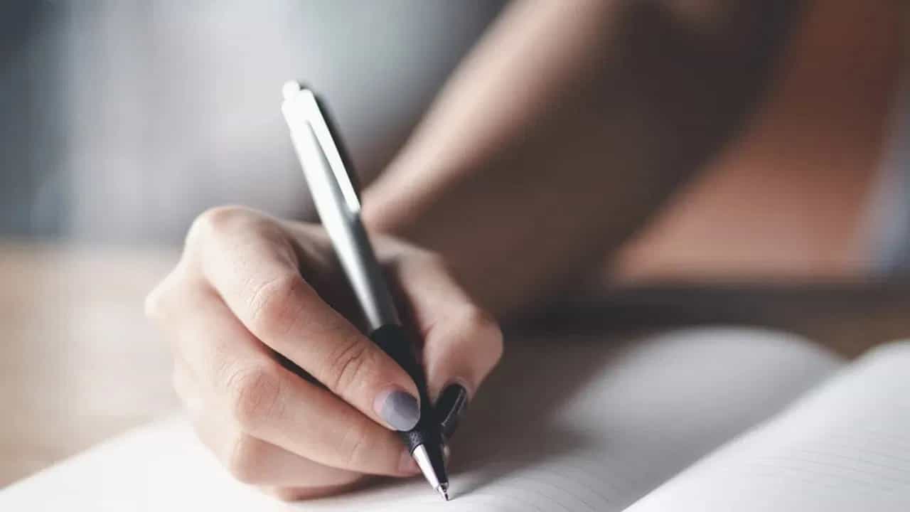 +2 Hindi Christmas Exam: പ്ലസ്ടു വിദ്യാർത്ഥികളുടെ ഹിന്ദി പരീക്ഷയുടെ സമയത്തിൽ മാറ്റം; പുതുക്കിയ അറിയിപ്പ് ഇങ്ങനെ