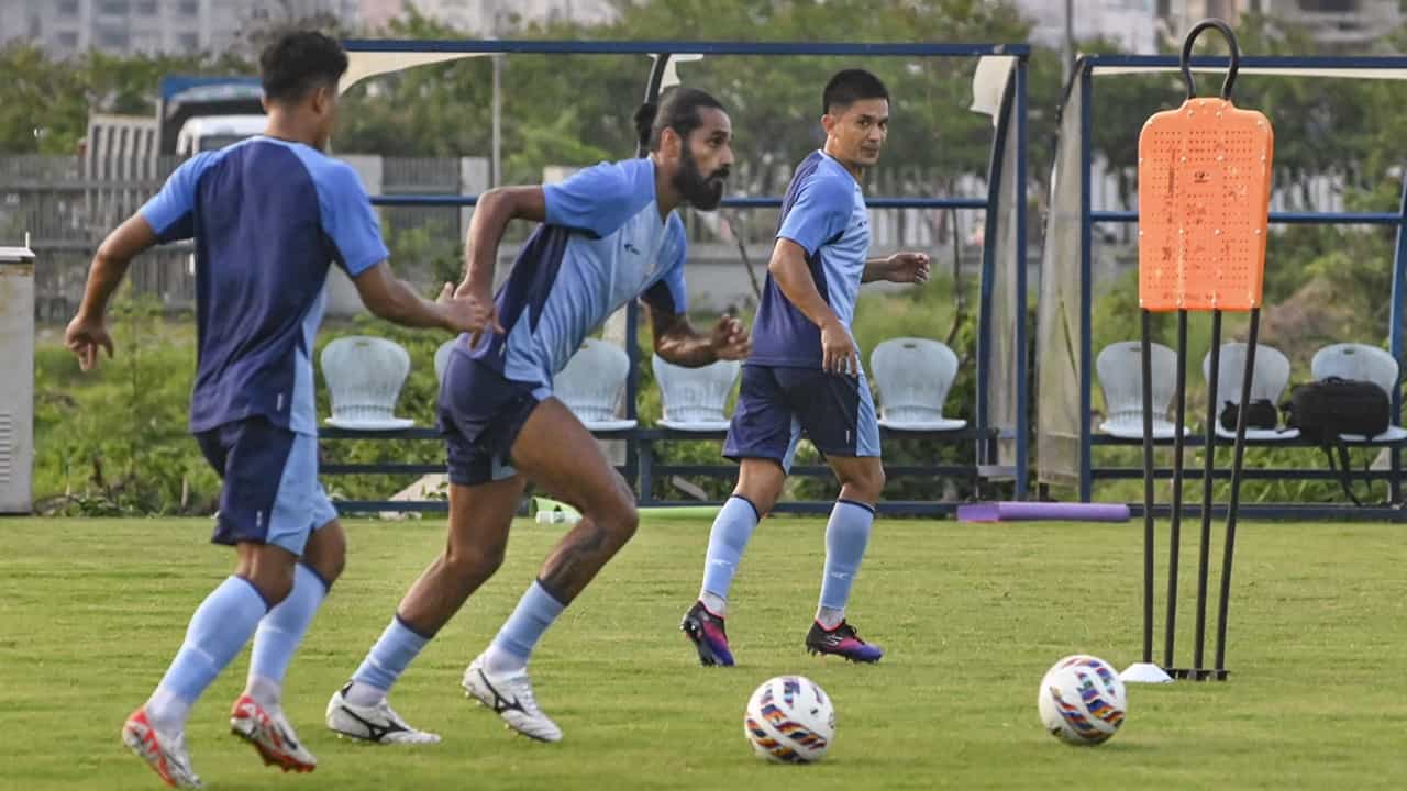 Indian Football: ഇന്ത്യന് ഫുട്ബോളിന്റെ രക്ഷകന് അവതരിക്കുമോ? പരിശീലക സ്ഥാനത്തേക്ക് അപേക്ഷിച്ചത് 170 പേര്; പട്ടികയില് വമ്പന്മാരും Indian Football: ഇന്ത്യന് ഫുട്ബോളിന്റെ രക്ഷകന് അവതരിക്കുമോ? പരിശീലക സ്ഥാനത്തേക്ക് അപേക്ഷിച്ചത് 170 പേര്; പട്ടികയില് വമ്പന്മാരും