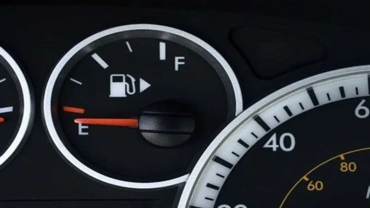 Driving Tips: ഫ്യുവൽ ഇൻഡിക്കേറ്റർ  മിന്നി തുടങ്ങിയാൽ പിന്നെ എത്ര കിലോ മീറ്റർ വണ്ടിയോടും?