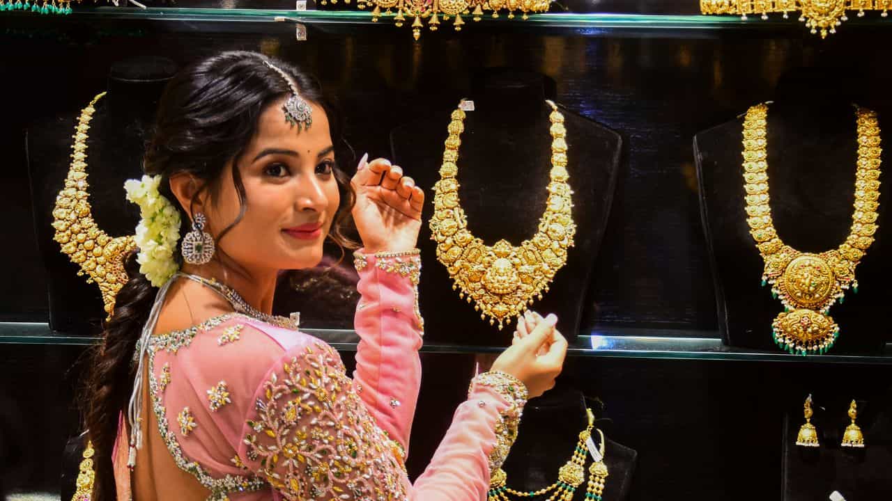 Gold Rate Today: ചെറിയൊരു ആശ്വാസം! സ്വർണവിലയിൽ നേരിയ ഇടിവ്; ഇന്നത്തെ നിരക്ക് ഇങ്ങനെ